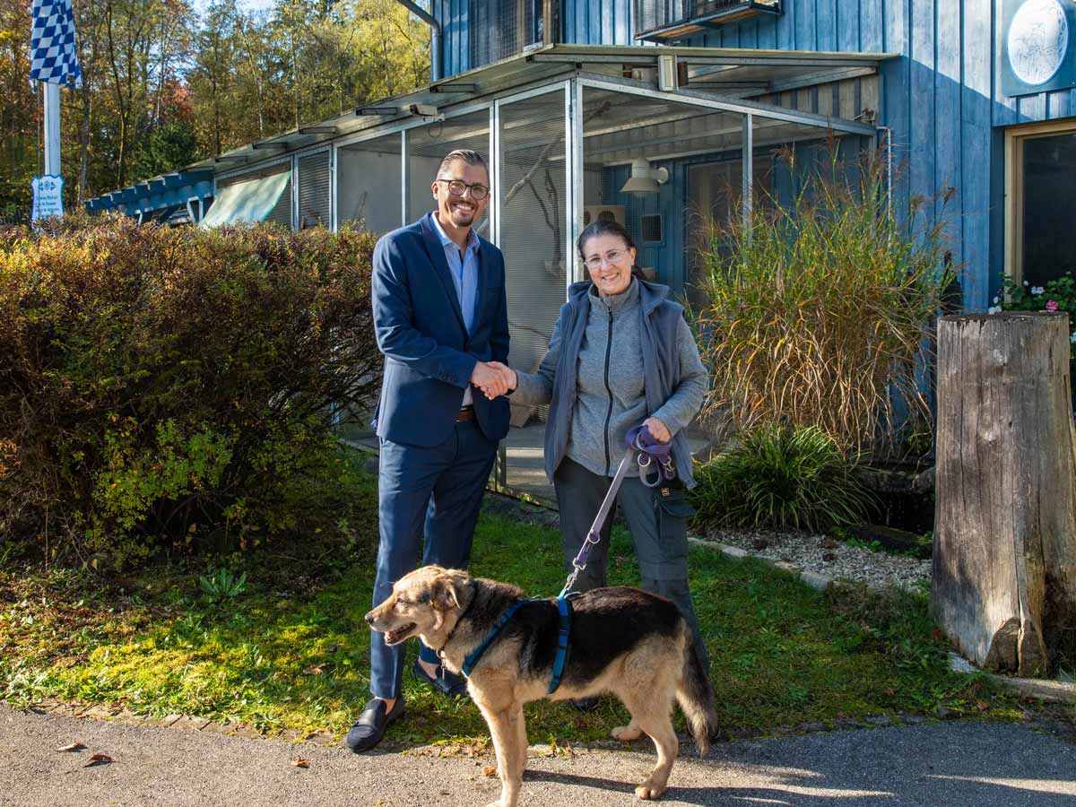 v.l.n.r. Michael Paul, Director Finance & IT WEBER Group; Heike Guckert, Ehrenamtliche Helferin des Tierheims Gelting