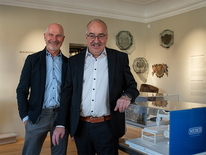 (v.l.n.r.) Klaus Heilinglechner, Bürgermeister der Stadt Wolfratshausen und Karl Bujnowski, CEO WEBER Group